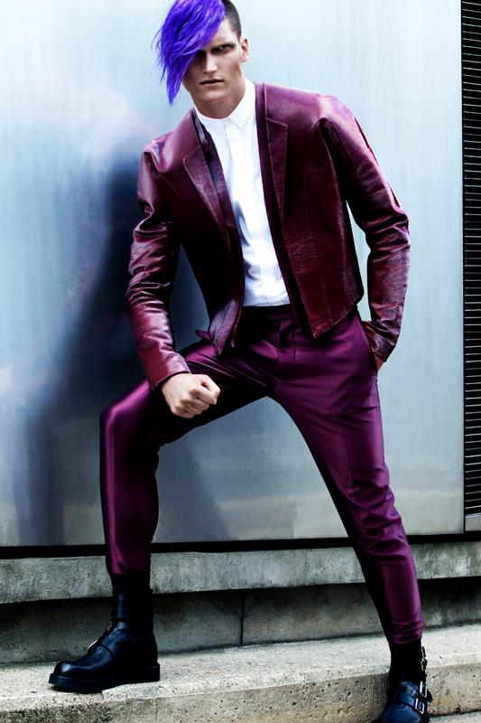 Фиолетовый мужской цвет. Парень в фиолетовой одежде. Фиолетовая одежда мужская. Фиолетовый костюм. Мужчина в сиреневом костюме.